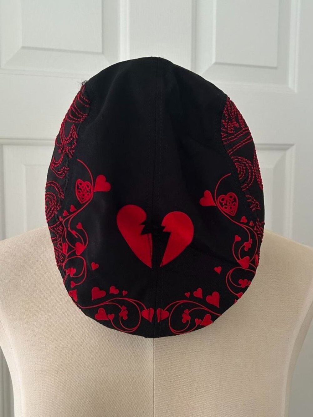 Disney Alice in Wonderland black & red heart beret cap fits small